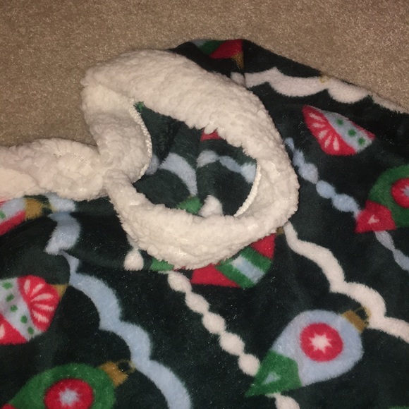 New! 🎄✨ Soft & Cozy Holiday Hooded Wrap - Picture 6 of 7